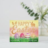 ソフトカラフルハッピーイースターと卵パーソナライズされた ポストカード (スタンド正面)