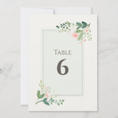 ソフトグリーンとピンクのフローラテーブル番号 招待状 (正面)