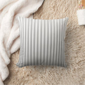 ソフトグレーと白のグラデーション付きストライプ クッション (ブランケット)