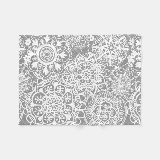 ソフトグレーと白の曼荼羅図 フリースブランケット (正面(横))