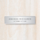 ソフトグレーのサテングラデーション名とタイトル サインプレート (正面)