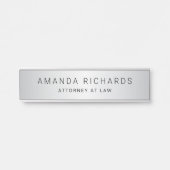 ソフトグレーのサテングラデーション名とタイトル サインプレート (正面)