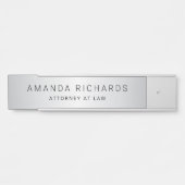 ソフトグレーのサテングラデーション名とタイトル サインプレート (正面)