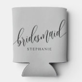 ソフトグレーのブライドメイモダンドスクリプト 缶クーラー (裏面)