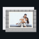 ソフトグレ素朴ーの格子状のカスタム写真クリスマスグレー シーズンカード<br><div class="desc">この時代を超越したデザイン縁どはのまわりに、「ハッピーホリデー」と文字ホワイトの下にカスタマイズ可能なファミリー名を持つ中心の写真のソフトなグレーのプレイドを備えシンプルている。ニュートラルなパレットとクリーンなレイアウトにより、休日のスタイルモダン、伝統的またはミニマルな用途に適したオプションとなる。家族、祖父母、または暖かく仕立てられた冬のカードを愛するすべての人に最適。</div>