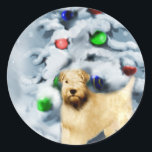 ソフトコートウィートテリアクリスマス ラウンドシール<br><div class="desc">美しいソフトコートウィートテリアのホリデーアート。ウィーテンはウッドランドのクリスマスツリーを除いて愛飾愛される。カード、オーナメント、アパレル。プレゼントのアイディアの多くは愛犬家のためのギフトの与え休日の特別な作る。</div>