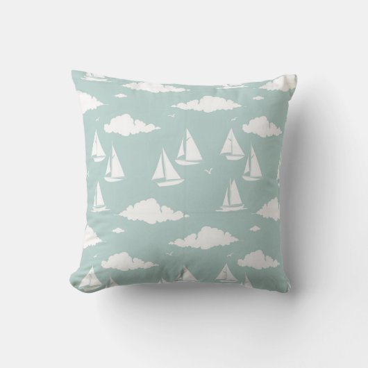 ソフトティール（緑がかった色）帆船と雲の沿岸パターン クッション (正面)