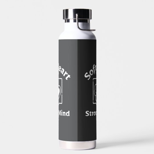 ソフトハート、強い心 – 感情的な強さ引用文 ウォーターボトル (左面)