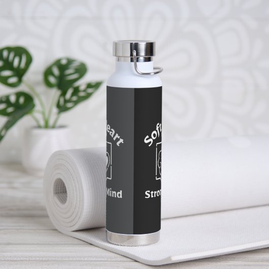 ソフトハート、強い心 – 感情的な強さ引用文 ウォーターボトル (ヨガ)