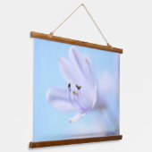 ソフトパステルブルーパープルフラワー 吊り下げ型タペストリー (傾斜あり)