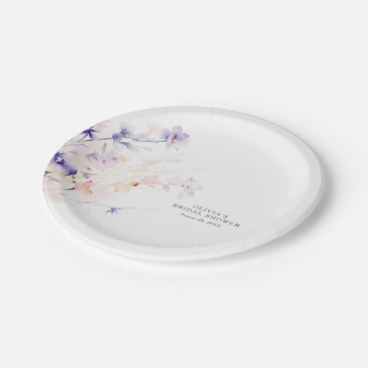 ソフトパープルとブッシュピンクの花 エレガント ミニマル ペーパープレート (アングル)