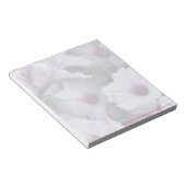 ソフトピンクとホワイトペチュニアメモ帳 ノートパッド (アングル)