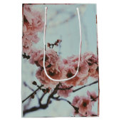 ソフトピンクのさくらんぼ花のギフトボックス ミディアムペーパーバッグ (裏面)
