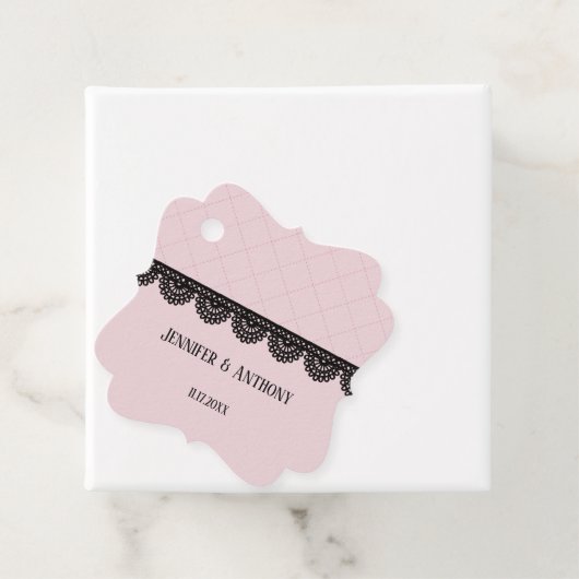 ソフトピンクのカスタムウェディングにブラックレース フェイバータグ (インサイチュ)