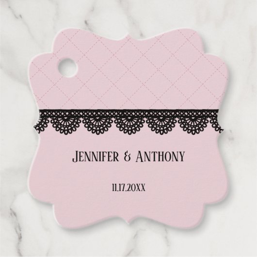 ソフトピンクのカスタムウェディングにブラックレース フェイバータグ (正面)