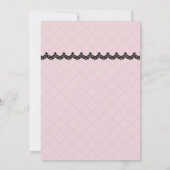 ソフトピンクのカスタムウェディングにブラックレース 招待状 (裏面)