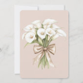 ソフトピンクのコーラルリリーの花と蝶のボウの結婚式 招待状 (裏面)