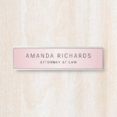 ソフトピンクのサテングラデーションの名前とタイトル サインプレート (正面)