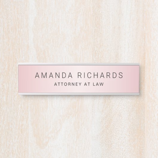 ソフトピンクのサテングラデーションの名前とタイトル サインプレート (正面)