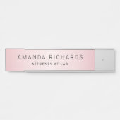 ソフトピンクのサテングラデーションの名前とタイトル サインプレート (正面)