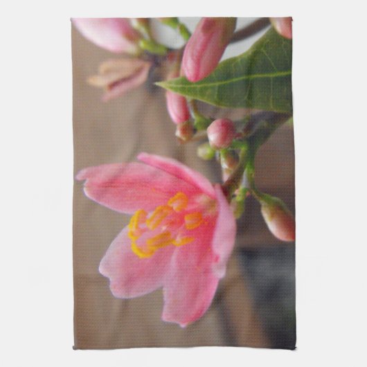 ソフトピンクのジャトロファの花 キッチンタオル (縦)