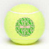 ソフトピンクの背景に緑のピクルス テニスボール (裏面)