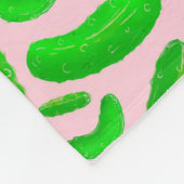 ソフトピンクの背景に緑のピクルス フリースブランケット (角)