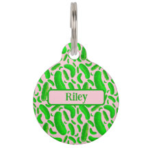 ソフトピンクの背景に緑のピクルス