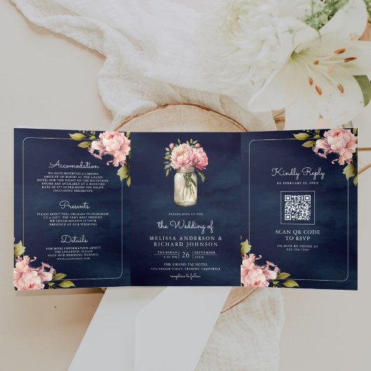 ソフトピンクの芍薬のメイソンジャーQRコードネイビーの結婚式 三つ折り招待状