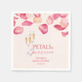 ソフトピンクの花びらとプロセッコのブライダルシャワーパーティー スタンダードカクテルナプキン (正面)