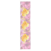 ソフトピンクの花イエローローズテーブルランナー ショートテーブルランナー (正面)