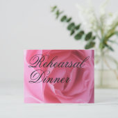 ソフトピンクローズ花びら結婚ズのリハーサル招待状 インビテーションポストカード (スタンド正面)