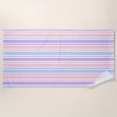 ソフトピンク、ブルー、パープルの夏のストライプ ビーチタオル (正面)