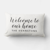 ソフトブラックモダンウェルカムホームカスタム姓 ランバークッション (正面)