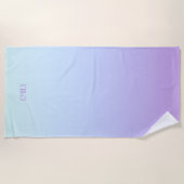 ソフトブルーとパープルグラデーションの背景 ビーチタオル (正面)