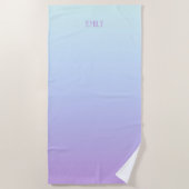 ソフトブルーとパープルグラデーションの背景 ビーチタオル (正面)