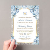 ソフトブルーの花とゴールドのアーチの蝶の結婚式 アクリル招待状 (インサイチュ (ポータブル))