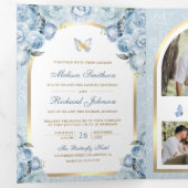 ソフトブルーの花とゴールドのアーチの蝶の結婚式 三つ折り招待状 (内部最初)