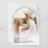 ソフトブルーの花のアーチ蝶のブライダルシャワー 招待状 (裏面)
