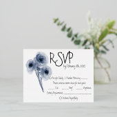 ソフトブルーの花の結婚式RSVPカード 箔招待状ポストカード (立ち正面)