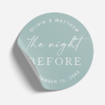 ソフトブルーグリーンリハーサルディナー | 前夜 ラウンドシール<br><div class="desc">"The Night Before"を特徴エレガントとするこの柔ら結婚かな青い緑の丸いステッカーで、あなたのリハーサルディナーに穏やかでtouchを加える。柔らかい色を愛するカップルにモダン最適。クラシック、ミニマリストデザインを備えたシールは、封筒のシールや飾お気に入りのバッグ、お客様のお祝いに贈り物をパーソナライズするのに理想的な結婚シールである。青く抑えた色調は、冬のテーマ結婚、冬のお祝いなどフォーマル航海の、様々なと美しく組み合わせている。</div>