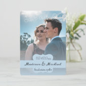 ソフトブルーバナーフォトセーブ・ザ・デート案内 招待状 (スタンド正面)