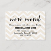 ソフトベージュとホワイトシェブロン「引っ越しました」カード 名刺 (正面)