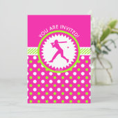 ソフトボパーソナライズされたールピンク – 緑のポルカドット 招待状 (スタンド正面)