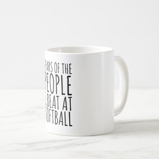 ソフトボールでビートする人々の涙 コーヒーマグカップ (正面右)