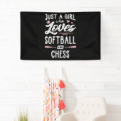 ソフトボールとチェスの贈り物を愛しているだけの女の子 横断幕 (インサイチュ)