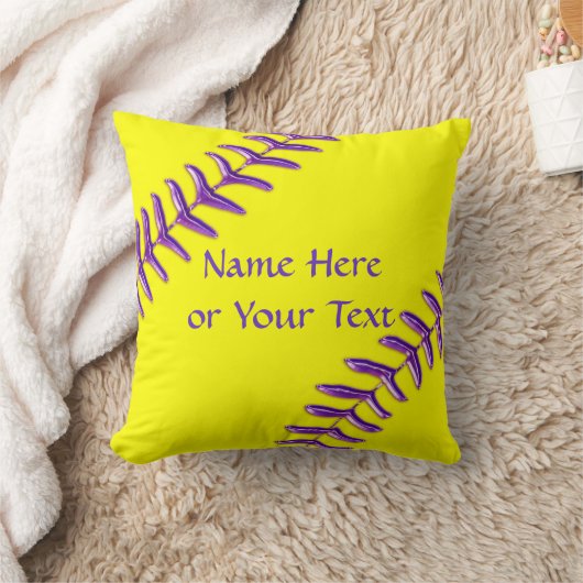 ソフトボールの装飾用クッション、紫色のステッチ、あなたの文字 クッション (ブランケット)