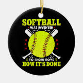 ソフトボールは男の子にそれをどうやって行うかを示すために発明された セラミックオーナメント (正面)