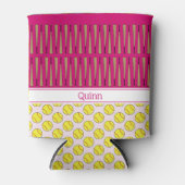 ソフトボールをテーマにしたパターン名前をカスタムするピンク 缶クーラー (正面)