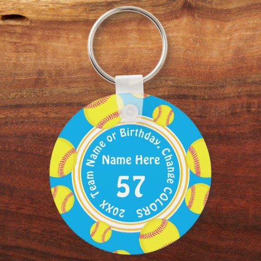 ソフトボールをテーマにしたパーティーが、あなたの色と文字を引き立てる キーホルダー (正面)